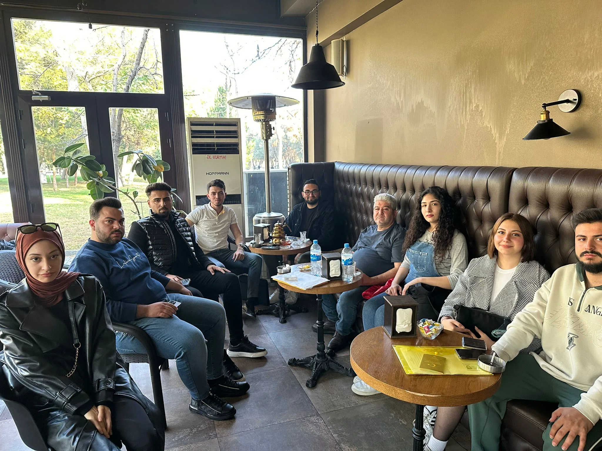 Havalimanında karşılanan öğrenciler