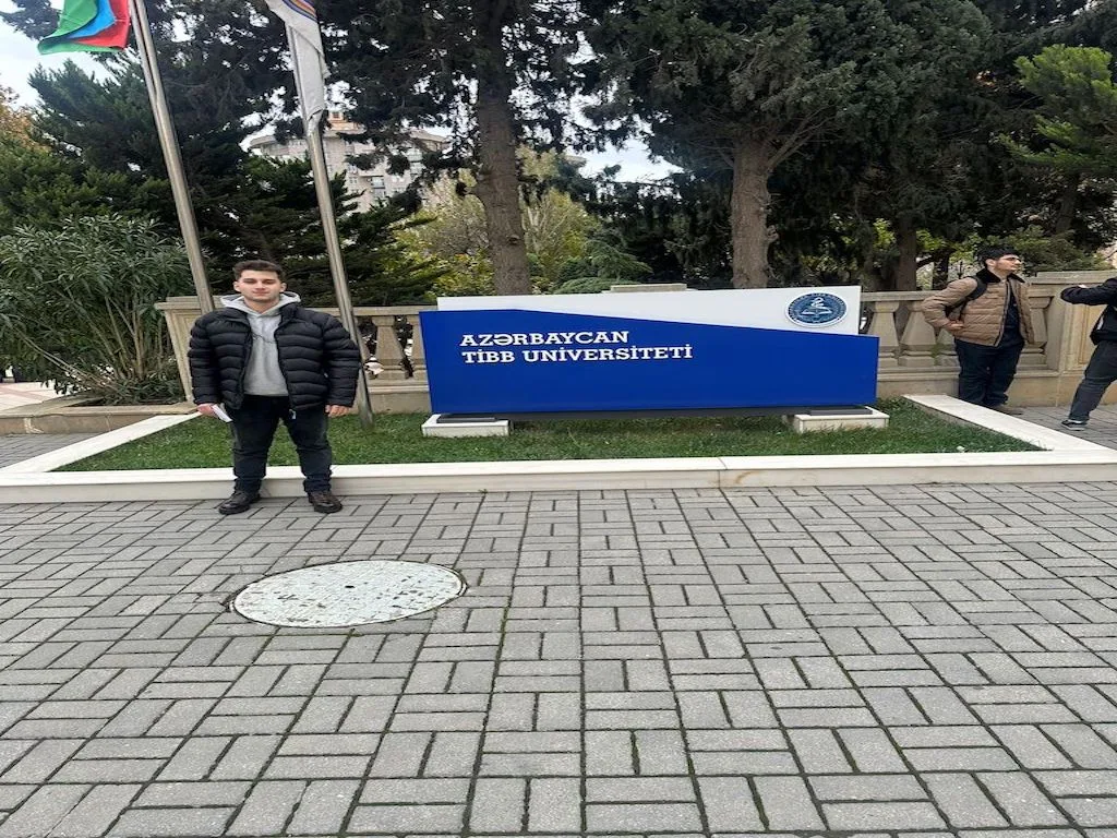 Valizlerle bina önündeki öğrenciler