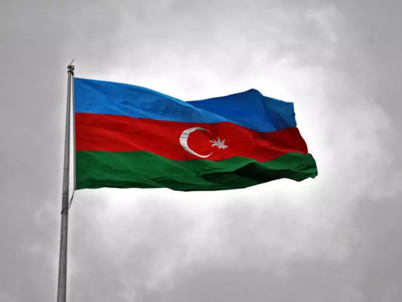 azerbaycan bayragi kaç renk