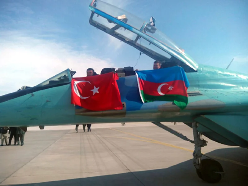 azerbaycan kac saat ucakla